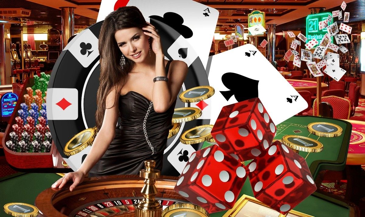 Seorang pemain blackjack online yang sedang fokus memegang kartu-kartu blackjack di tangan. Ekspresi wajahnya mencerminkan antusiasme dan konsentrasi dalam permainan.