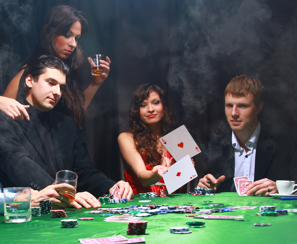 Seorang pemain blackjack online yang sedang fokus memegang kartu-kartu blackjack di tangan. Ekspresi wajahnya mencerminkan antusiasme dan konsentrasi dalam permainan.
